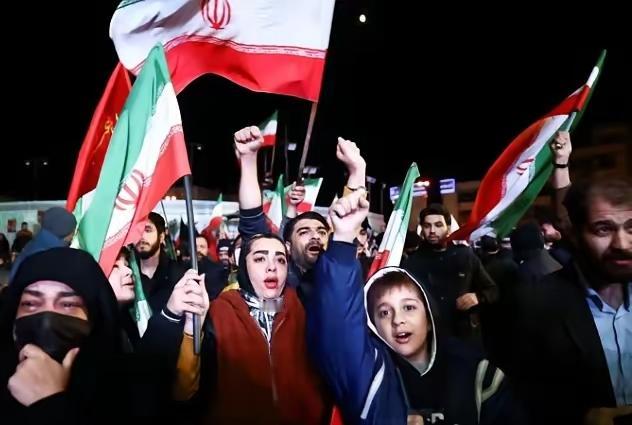 特朗普认怂了！德黑兰今夜沸腾，1400万伊朗人用欢呼声撕碎美国战争剧本！

就在