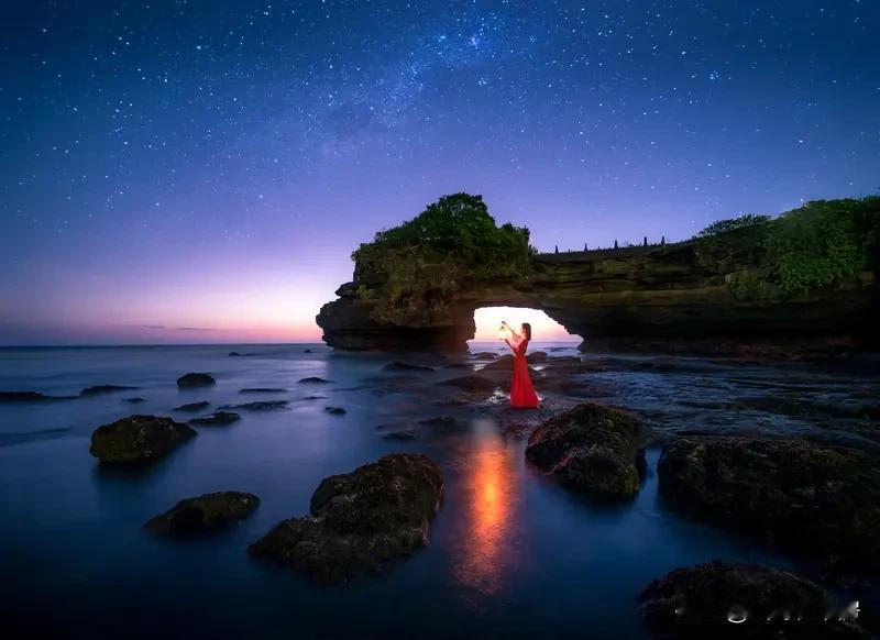 要说我心目中的女神，那必须是刘亦菲。她就像从仙侠世界里走出来的仙子，仙气飘飘。官