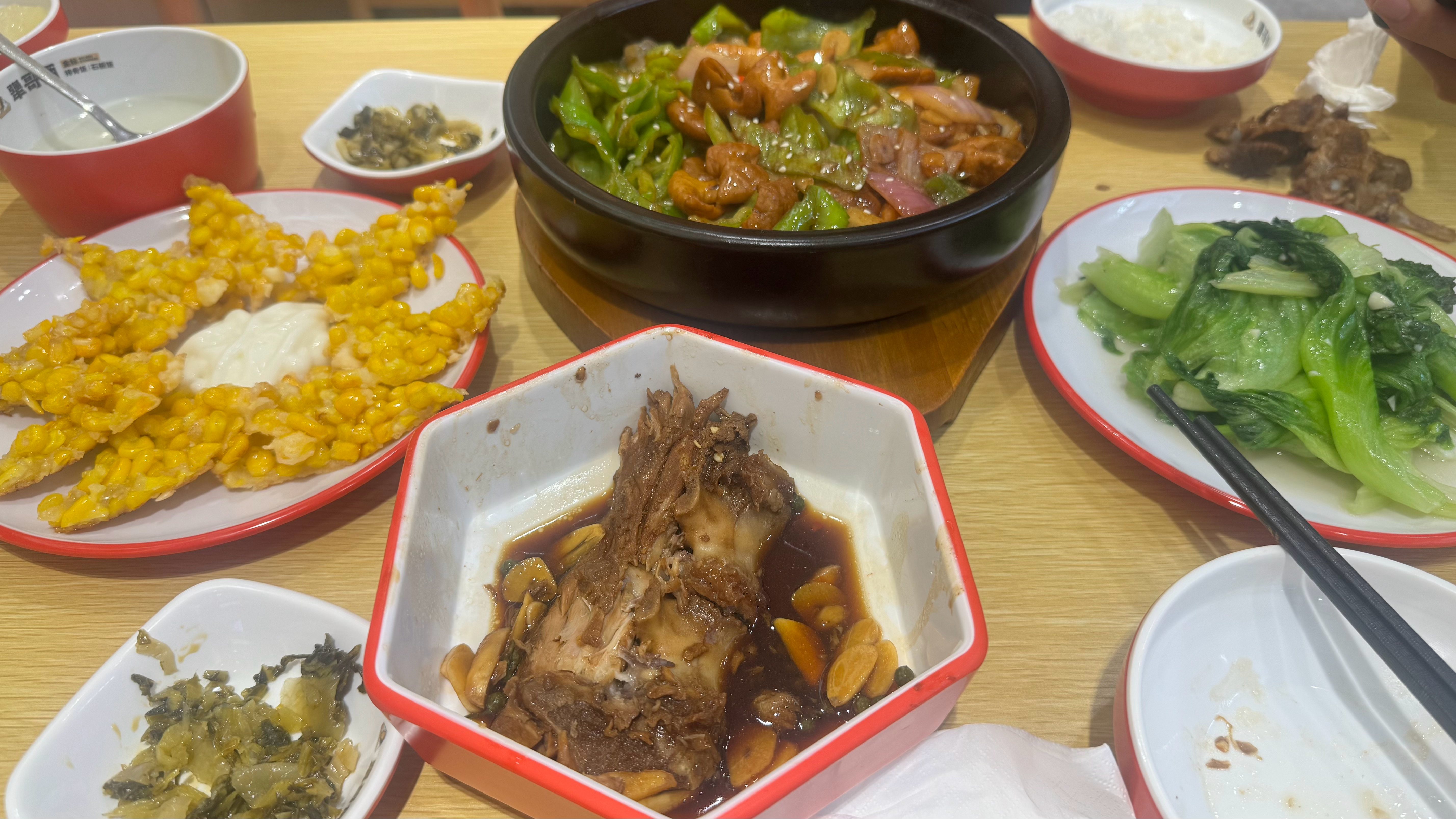 这家店铺从我们前天进入（就我们一对）之后生意就好起来了之前都没人来吃！ 