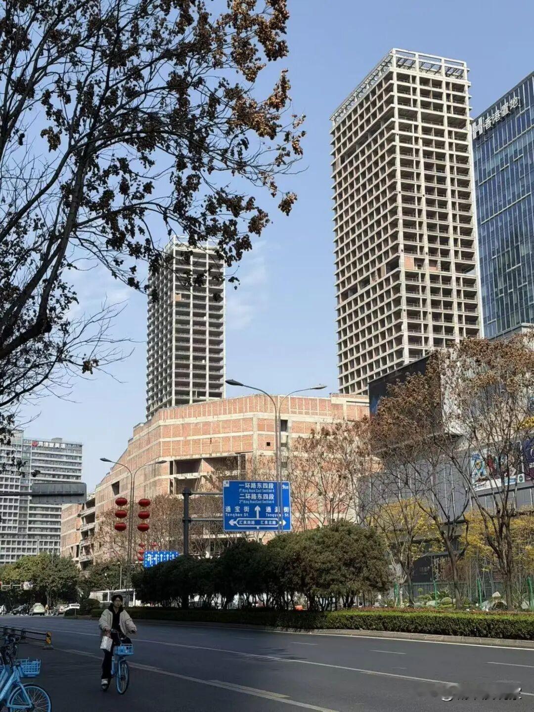 成都乐天圣苑要动工了？到底哪个来接盘开发嘛？这么好的位置……

每次走二环高架时