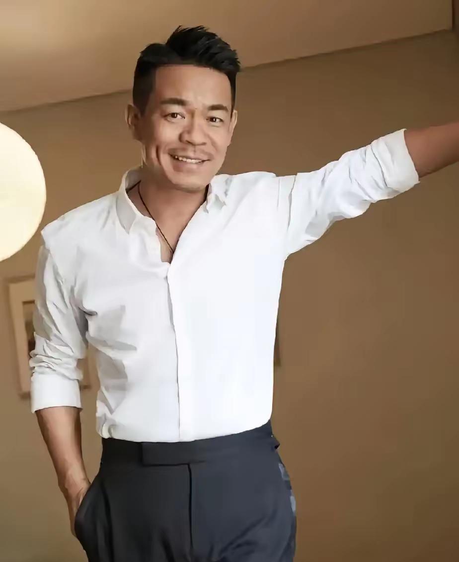 孙浩忍着膝盖积水在厚底靴里连转十八个圈，就为了演一个配角。
这个靠《中华民谣》红