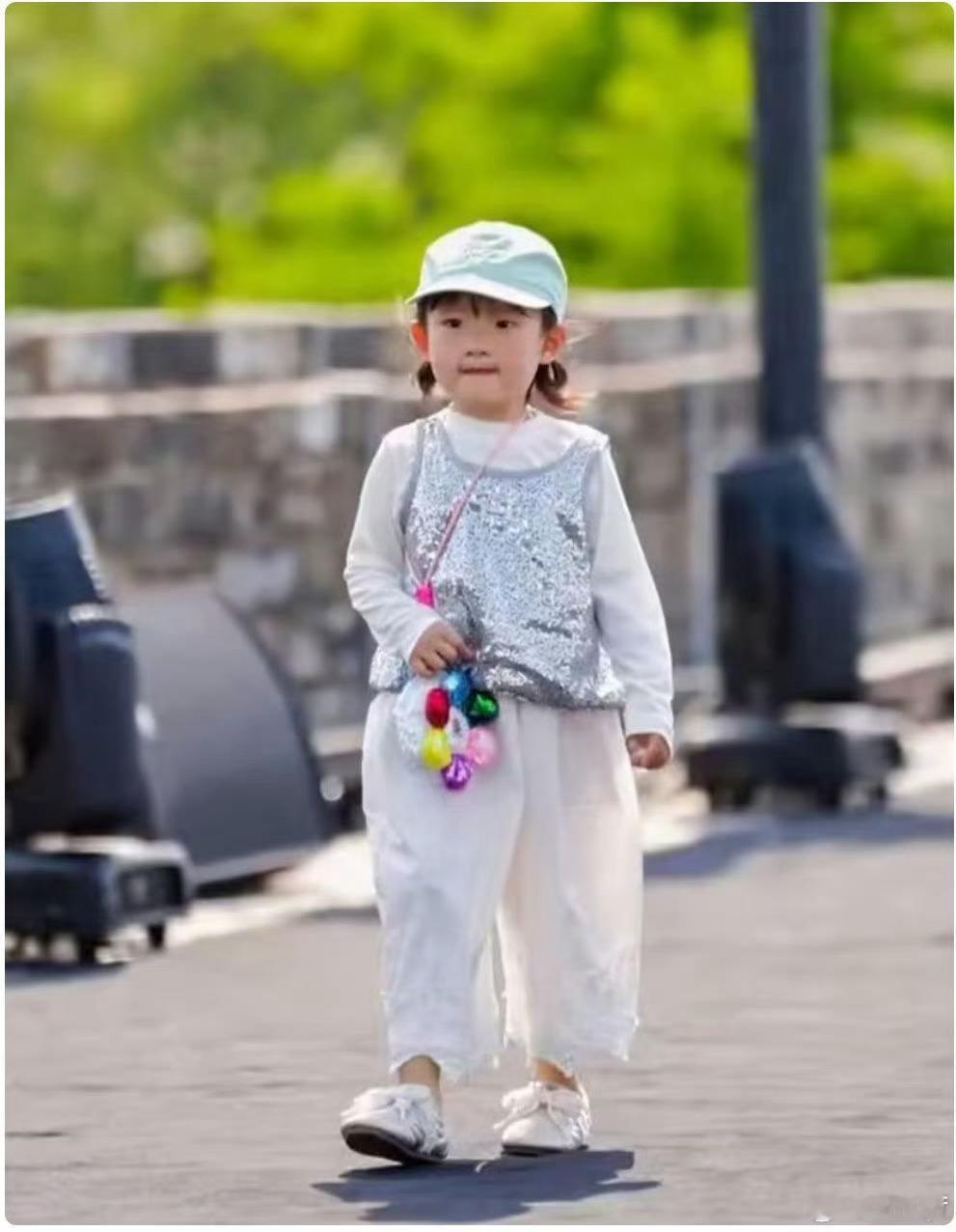 黄一鸣疑似又拿女儿炒作，去走秀，说是有神秘人打电话关照 