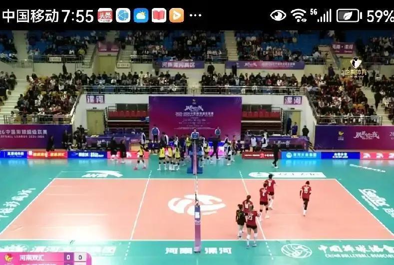 河南女排平均身高1米88，联赛第四，却根本拦不住网。
 
第二局21-25，关键