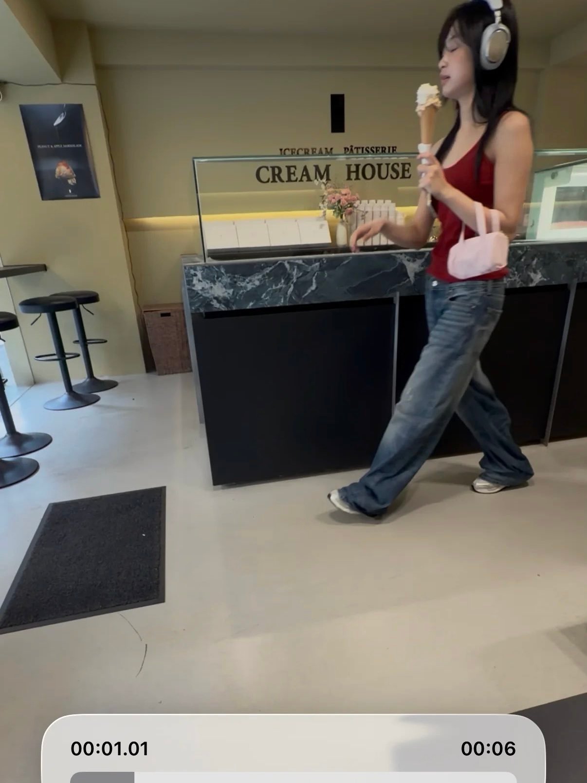 Ahyeon在弘大的一家冰淇淋店被偶遇© ahybutterfly 