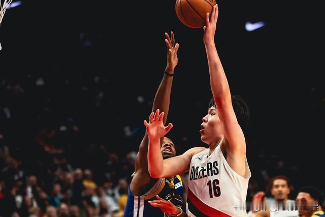 NBA季前赛，开拓者力克勇士队，开门红。
杨瀚森替补上场，打了第四节一整节，得6