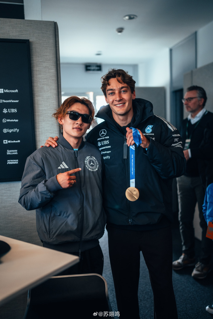 #苏翊鸣与速度结缘的一周# 现身F1中国大奖赛，并为比赛摇动方格旗。苏翊鸣发博晒