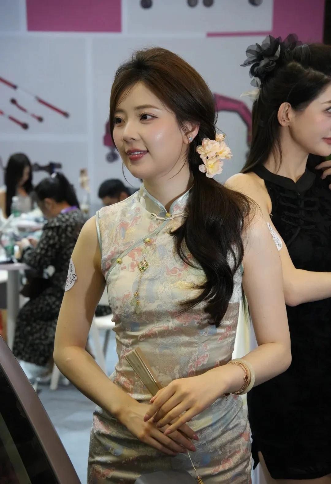 优雅旗袍秀，古典与现代的完美融合
旗袍风气质穿搭 江南风旗袍照 旗袍秋日大片