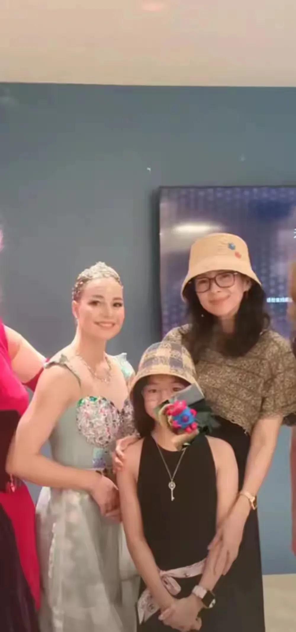 章子怡带女儿看演出温馨同框
 
章子怡带女儿醒醒看演出的照片流出✨ 她戴渔夫帽穿