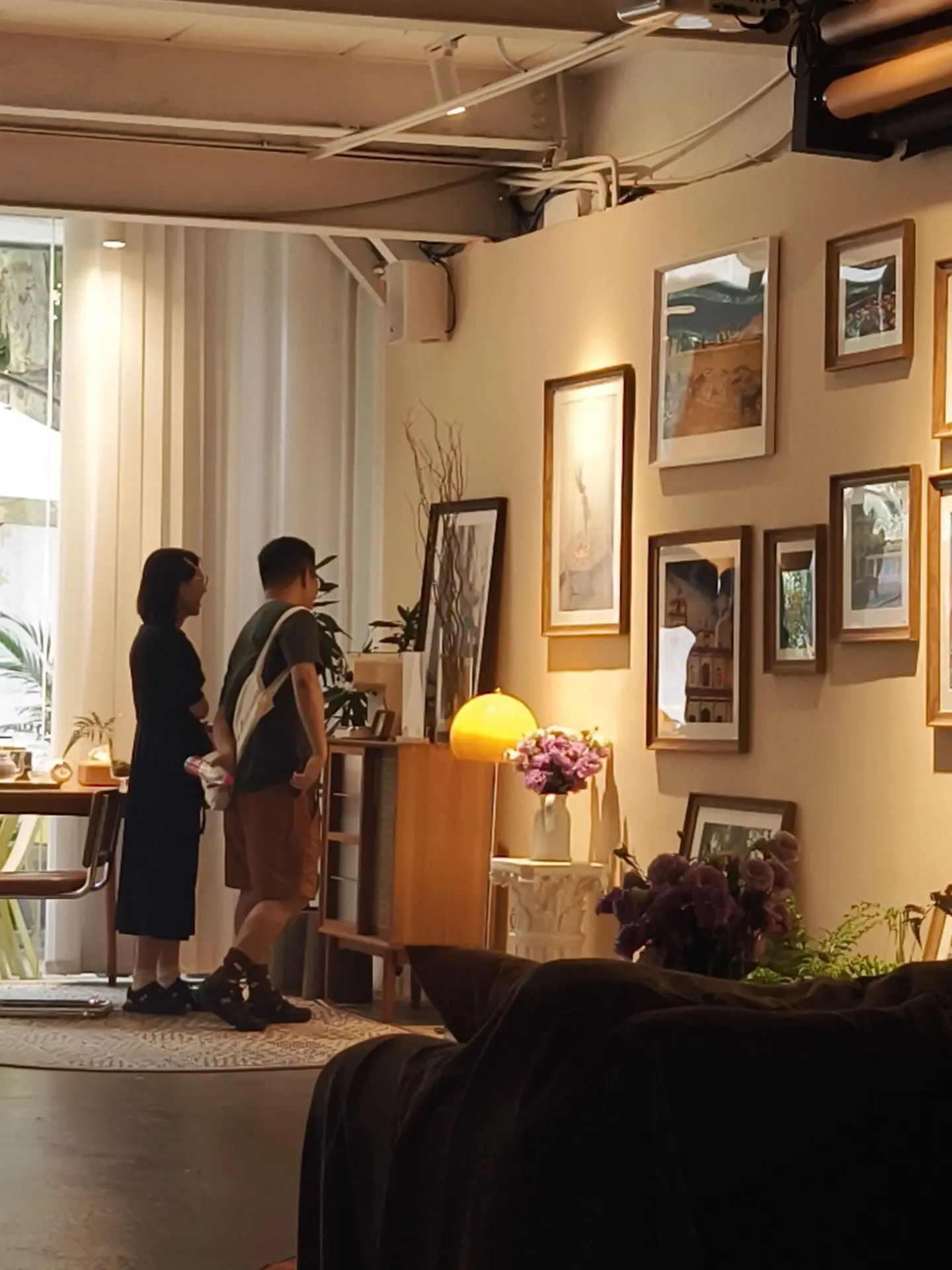一个人去了印度一个月，回来办了个环球摄影展 今天来看展览的女生 问了我...