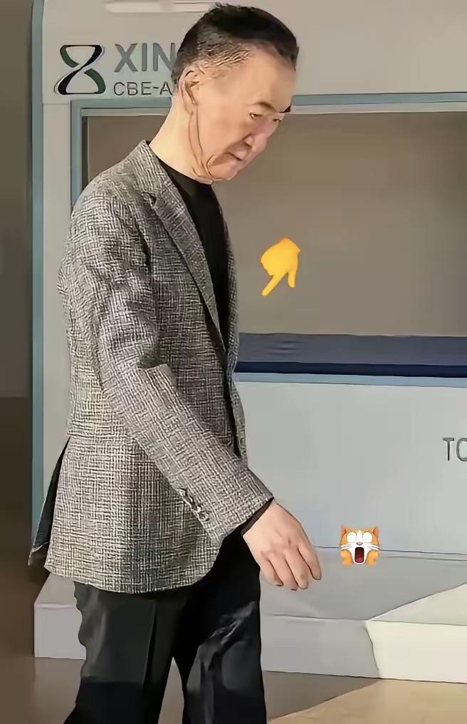 看到这张照片
真的不敢敢相信
才几年时间
那个雷厉风行、不可一世的万达集团董事长