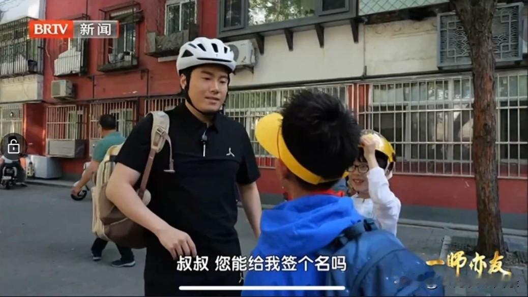 凉皮可开心了，爸爸的金牌拿去学校不能显摆。但是可以让爸爸去学校接他，显摆爸爸啊[