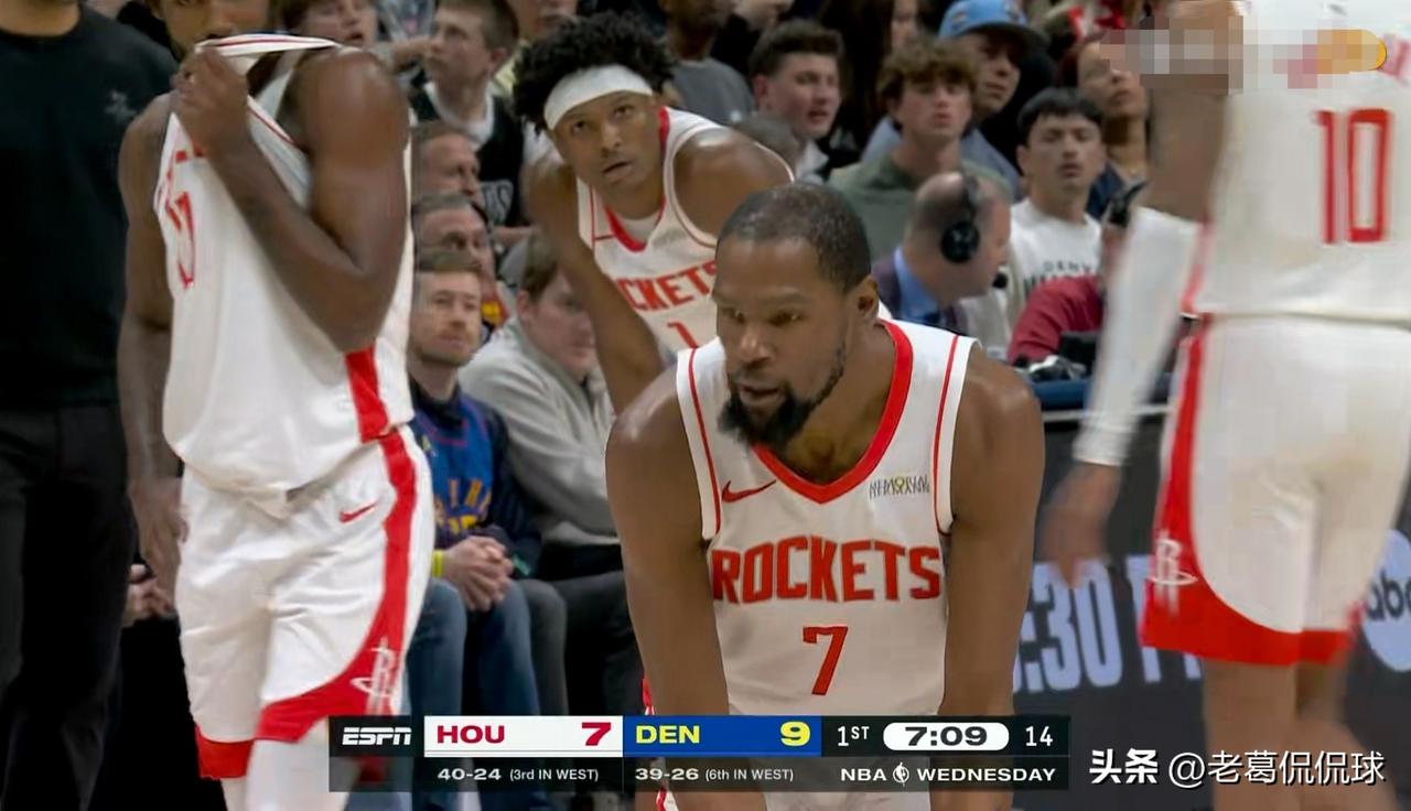 火箭巨星杜兰特的出手数真是少的可怜！在今天火箭客场挑战掘金的焦点战中，目前双方半