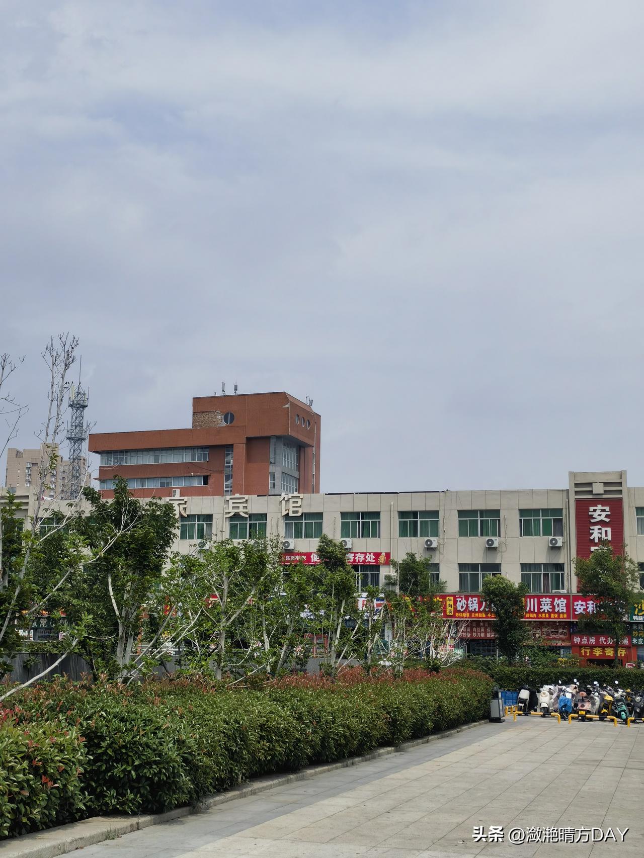 今天走在洛阳老城区的大街上，看到好几个卖樱桃的，标价10元5斤，也就是2元一斤，
