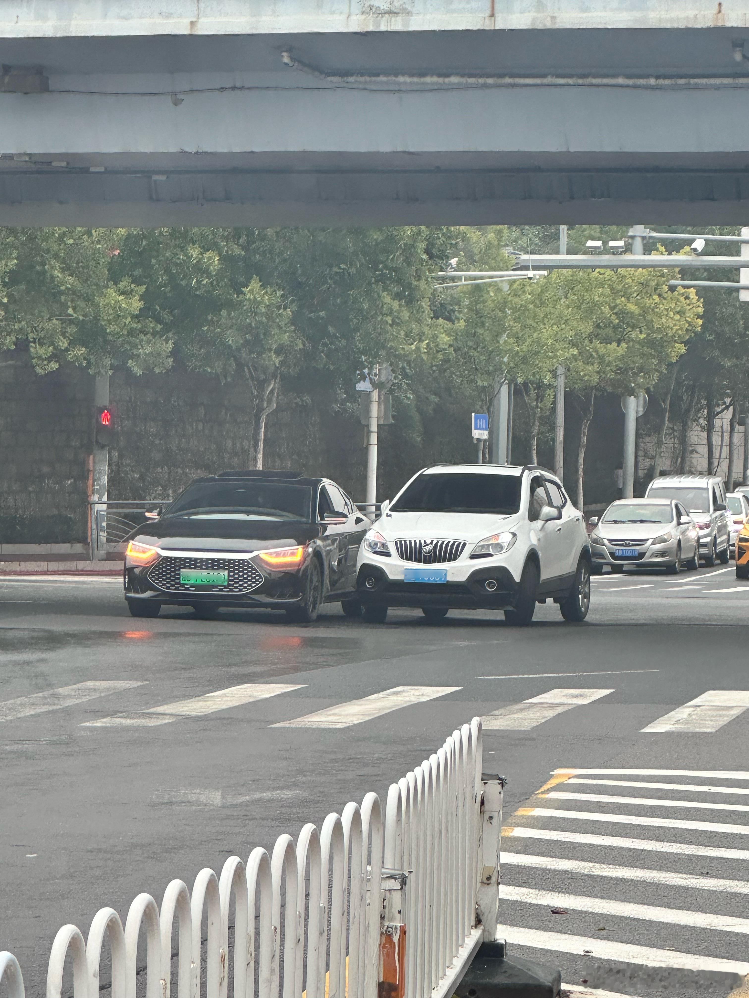 早上车多的咧，碰到高架桥下面十字路口的一起事故，早高峰出行注意安全[拜托] ​​