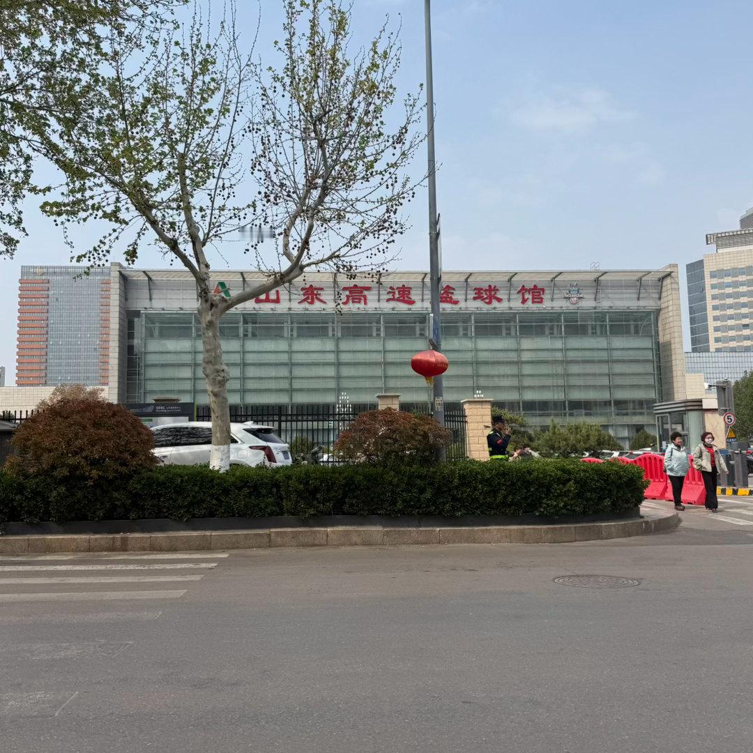 上一次来济南是2016年，以球迷的身份支持辽篮，再来已是十年后，这次是持证媒体拍