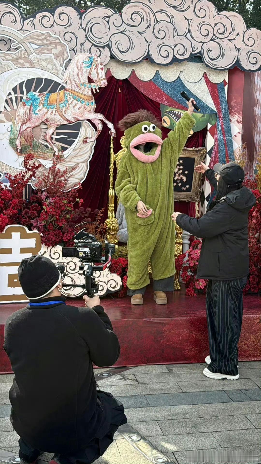 陈都灵穿玩偶服应援 ，可爱☺ 