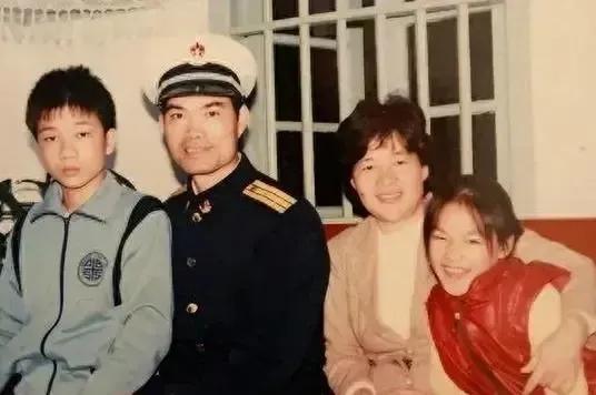 1971年，年轻貌美的李玉枝嫁给了“战斗英雄”麦贤得。每天晚上睡觉前，李玉枝都要