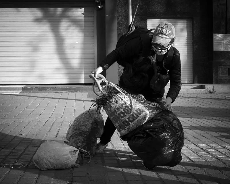 捡破烂的一定是穷人吗? 捡破烂的一定是穷人吗？那可不一定。之前我在小区就遇到个捡