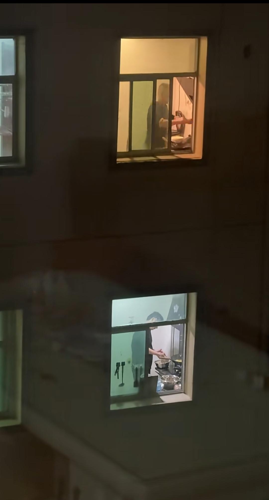 近日傍晚广东某小区，做饭巧了，广东男人真好。会做饭的男人，情敌少一半。感谢女人。