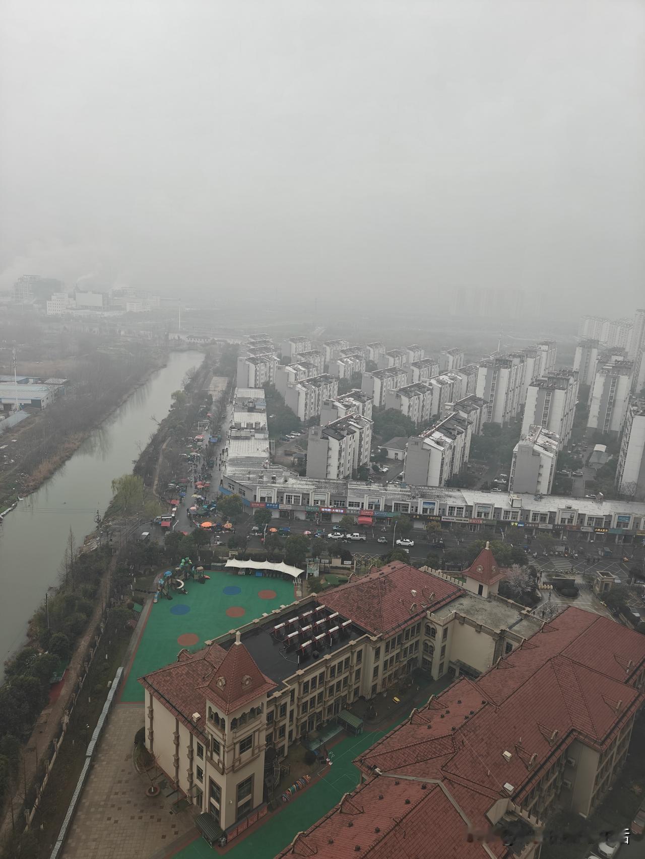 今早出门买菜，第一次与隔壁邻居碰面，根对方客气的打了招呼，依稀记得还是8年前收房