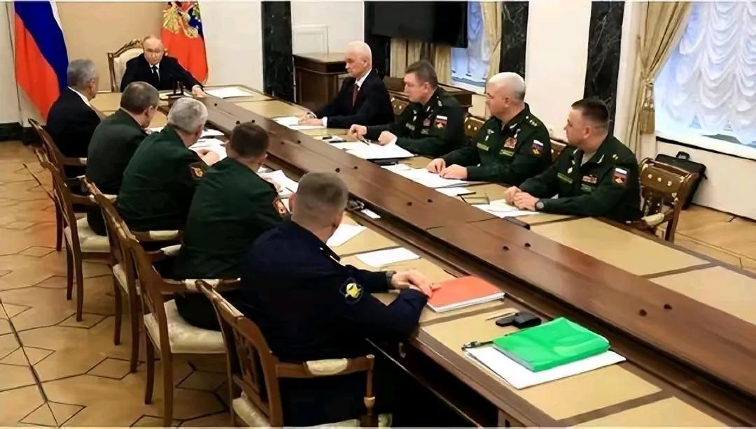 乌军如秋天的蚂蚱，蹦哒不了多长时间了。
俄军截断乌军的退路，没有援助的乌军不仅没