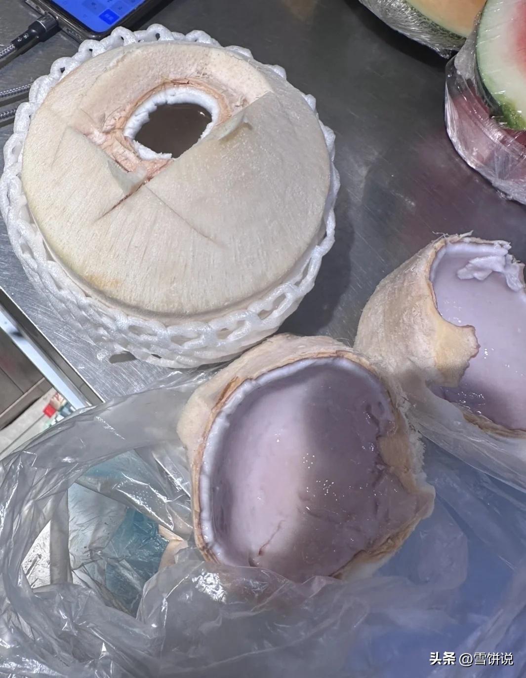这么巧合？河南郑州，女子在一家品牌水果店买了一颗椰子，可喝着喝着就觉得有些不对劲