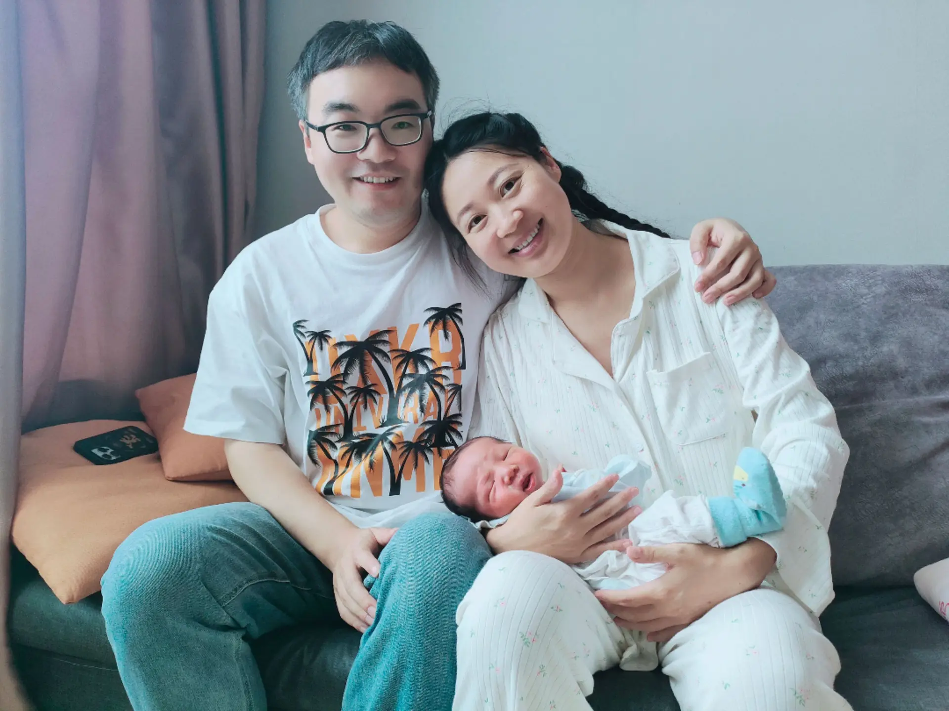 宝贝，这是爸爸妈妈陪你过的第一个情人节 "七"待你成长，"夕"望你快乐...