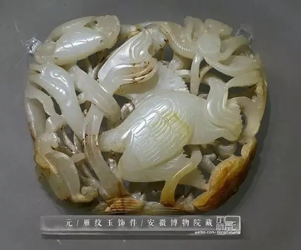 随想杂感 4件中古玉与1件高古玉相比，不懂的也看得出结果。不是说馆藏的不好，而且