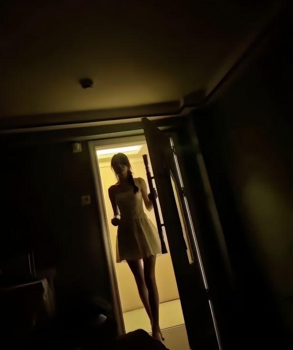 这个环境很熟悉啊。
拍摄的也很好，
由暗到明，
给人一种山重水复疑无路，
柳暗花