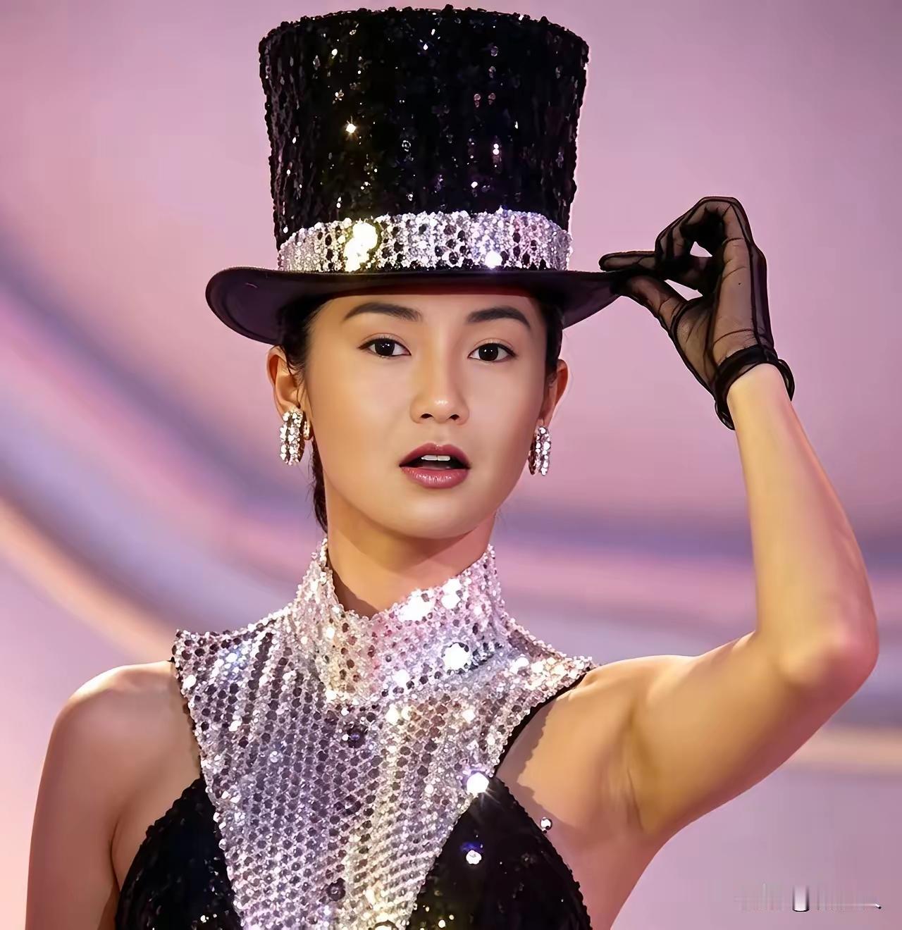 张曼玉谈不上有多美，但是一眼就觉得在哪见过，有种似曾相识的感觉[吃瓜群众]