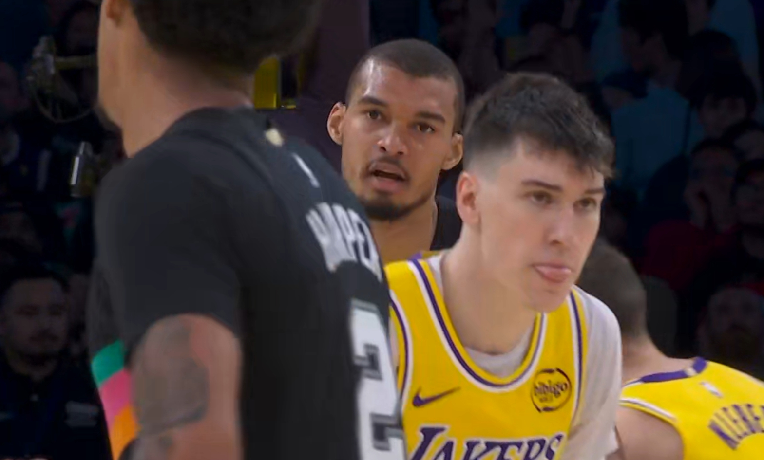 没法防...上半场还没打完，拉拉维亚5犯，海斯3犯，可乐杯4犯马刺vs湖人