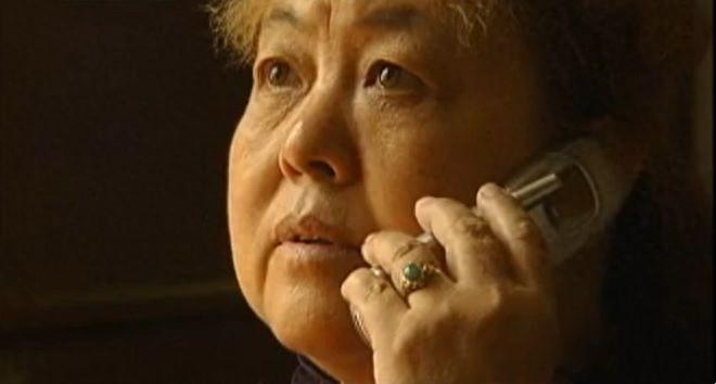 武汉一男孩意外去世后，母亲将他手机跟孩子一同下葬，一段时间后，思念过度的母亲拨通