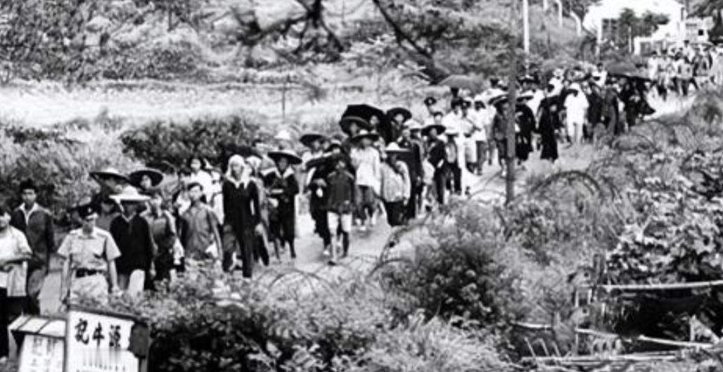 1980年，这是一群从内地逃到香港的人，在排队领香港身份证。当时，只要你能到达香