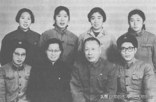 1966年底伍修权全家合影(左起，前排:伍一曼、徐和、伍修权、罗斌;后排:伍星、