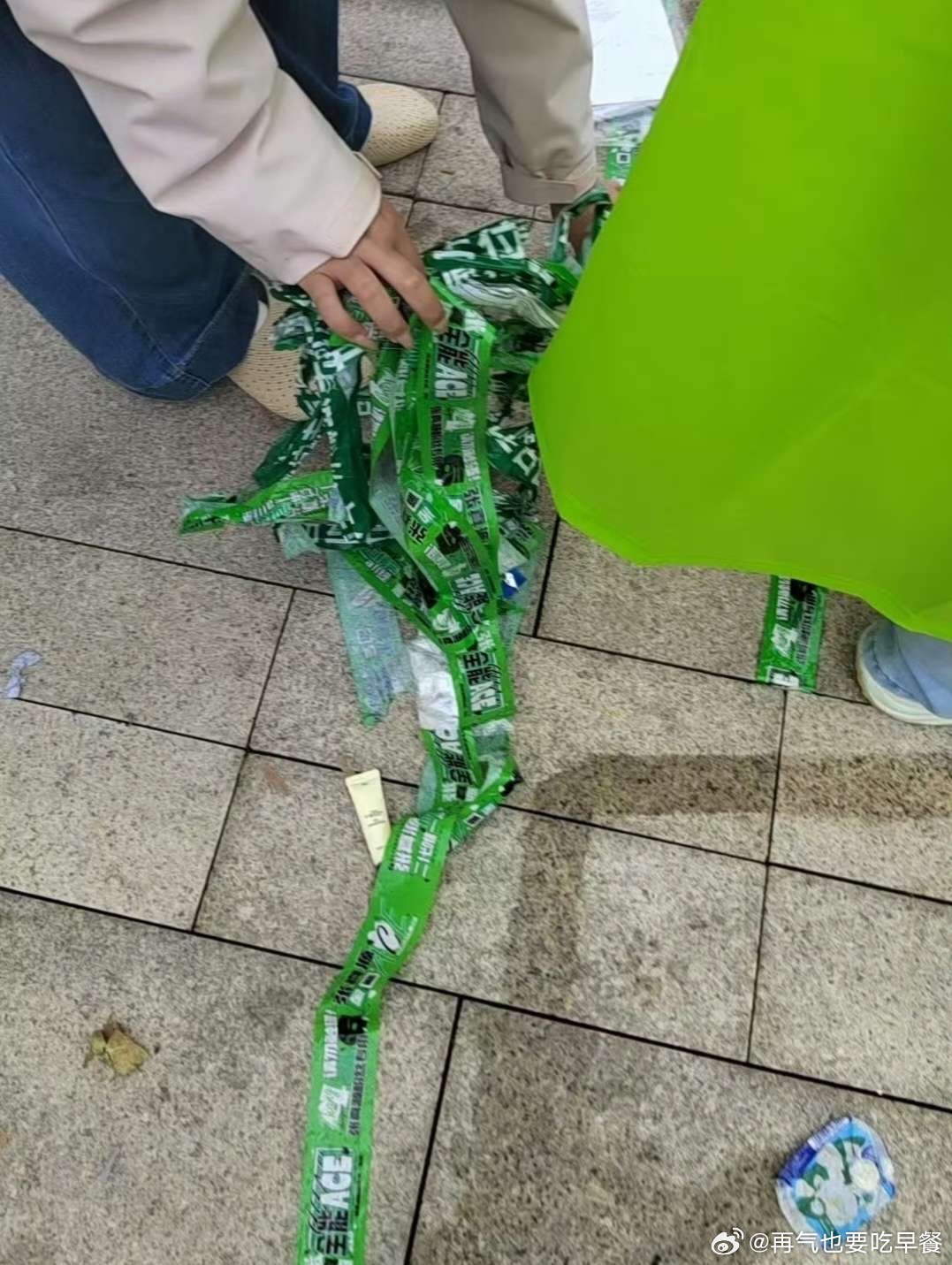 投工作留痕重要性，爱妻每次跑男线下录完之后都会把垃圾收拾干净带走，然后恢复成原来