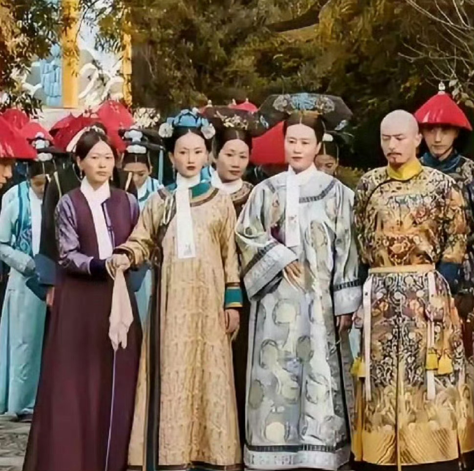 是怎么排出这种站位的，如懿都有宫女搀扶，太后却没有，一个皇帝，站位在最侧边 ​​