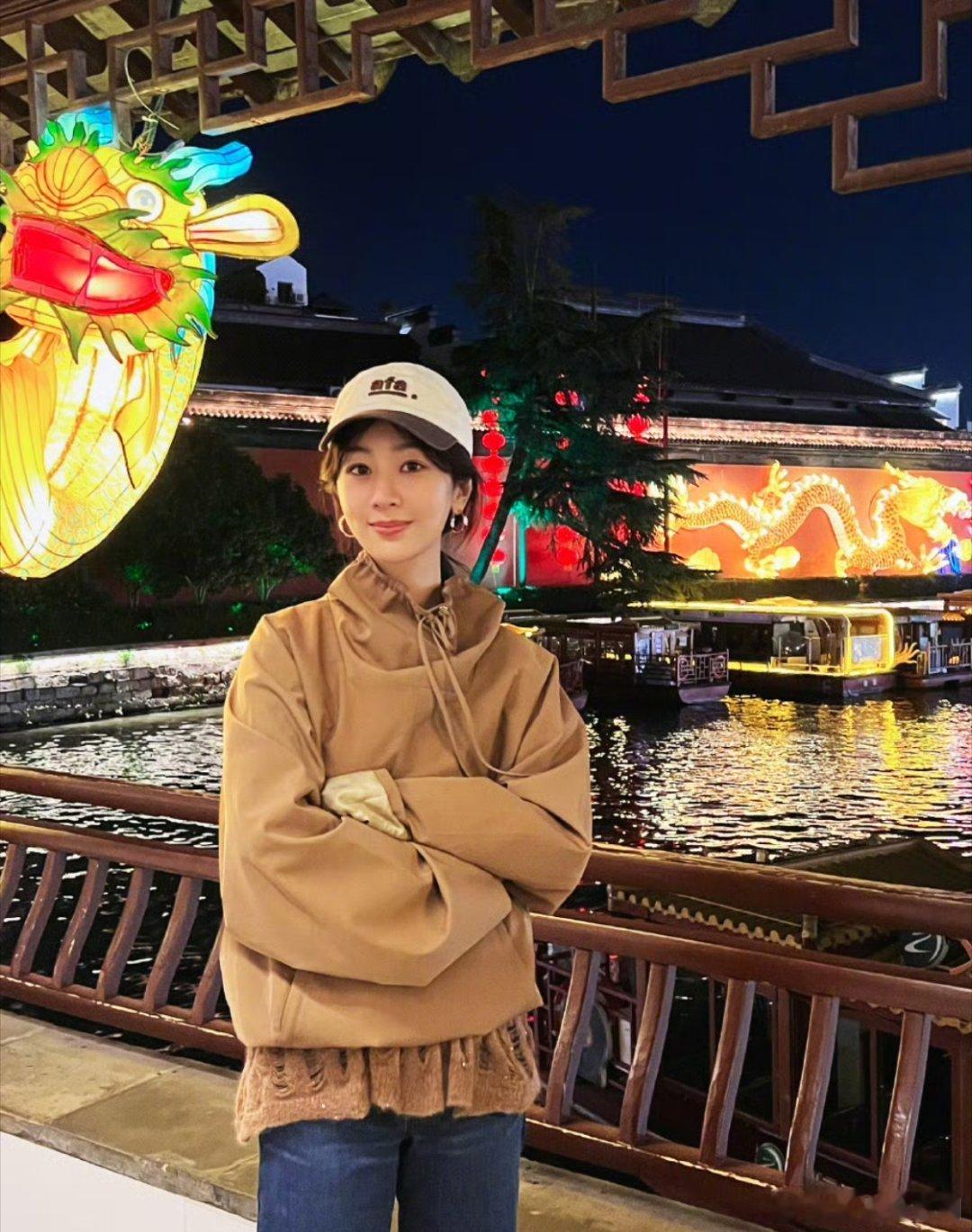 杨紫的营业照片难道是因为美颜开大了吗？怎么感觉面部直接变平了不少？ ​​​