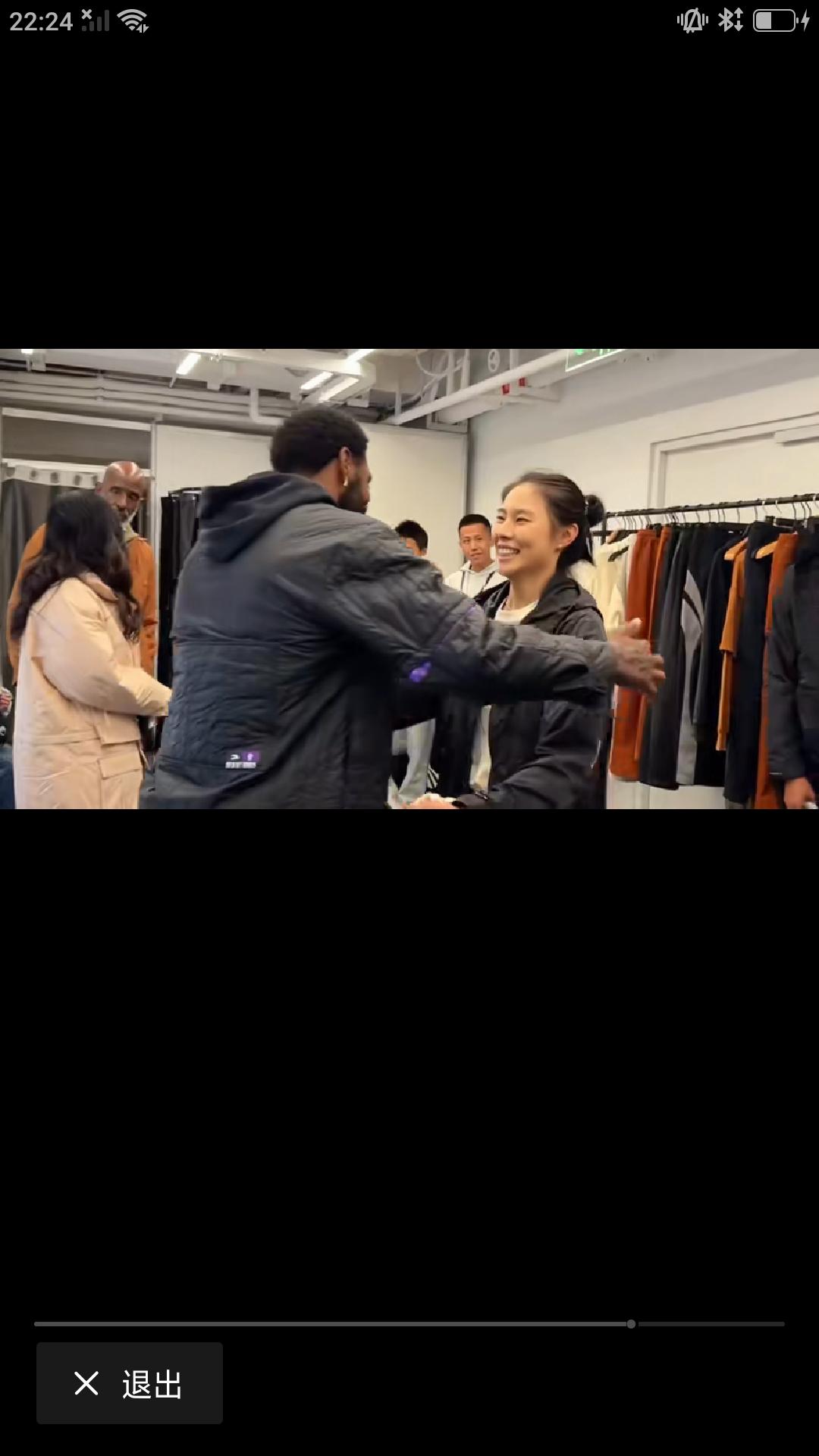 【中国女篮名将王思雨与NBA 名宿欧文线下相遇，老六全程英语交流。】王思雨说:见