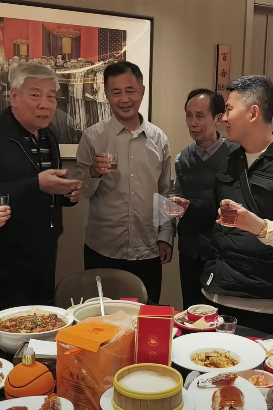 大师现在是越来越具有名人范。一个是书法家，一个是文物专家。都对沈巍赞赏有加。认为