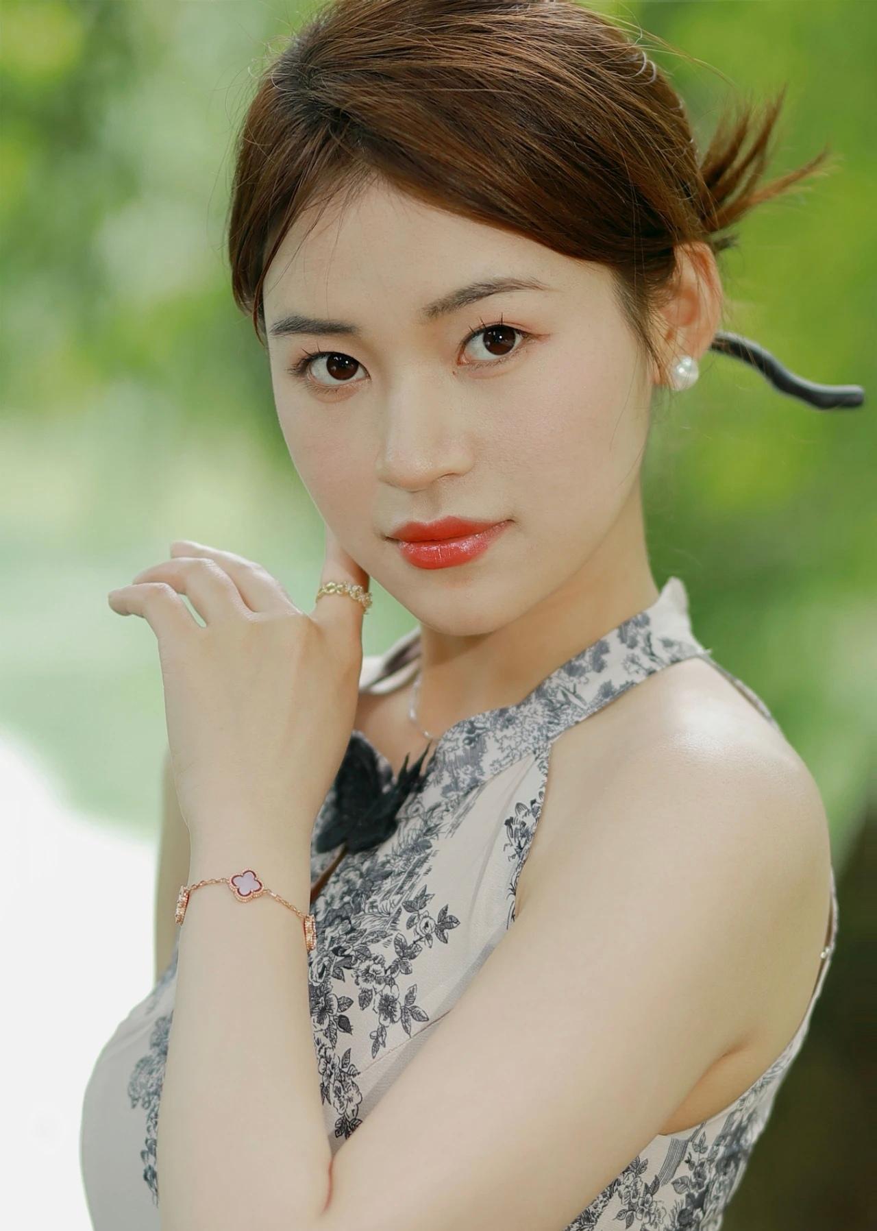 比起外界的力量，我们人是多么小，多么小！可是我们偏要说：我永远和你在一起；我们一