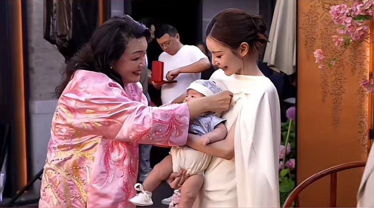 马筱梅儿子百日宴上与婆婆、母亲