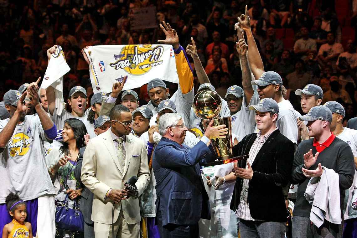 霍姆斯发布了一篇关于巴斯家族和湖人的长文，也提到了有关珍妮和詹姆斯。有关珍妮和詹