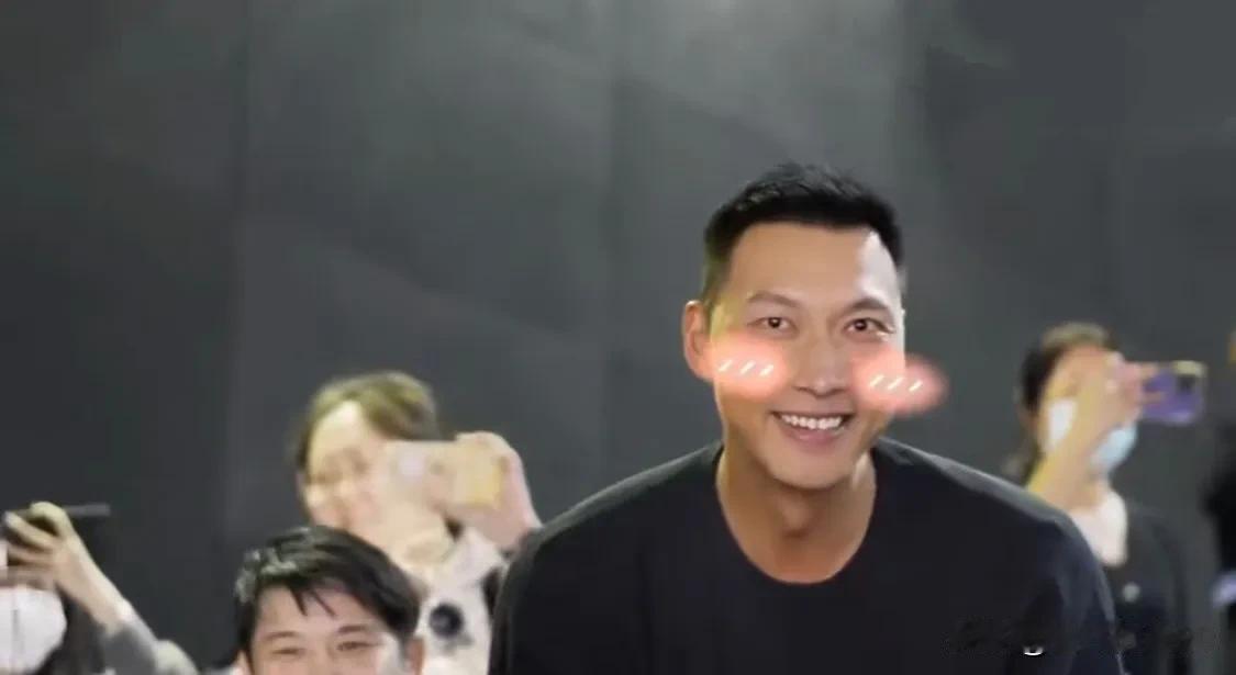 偶像也有自己的偶像，偶像也追星。易建联是很多人的偶像，当他见到自己的偶像刘德华时