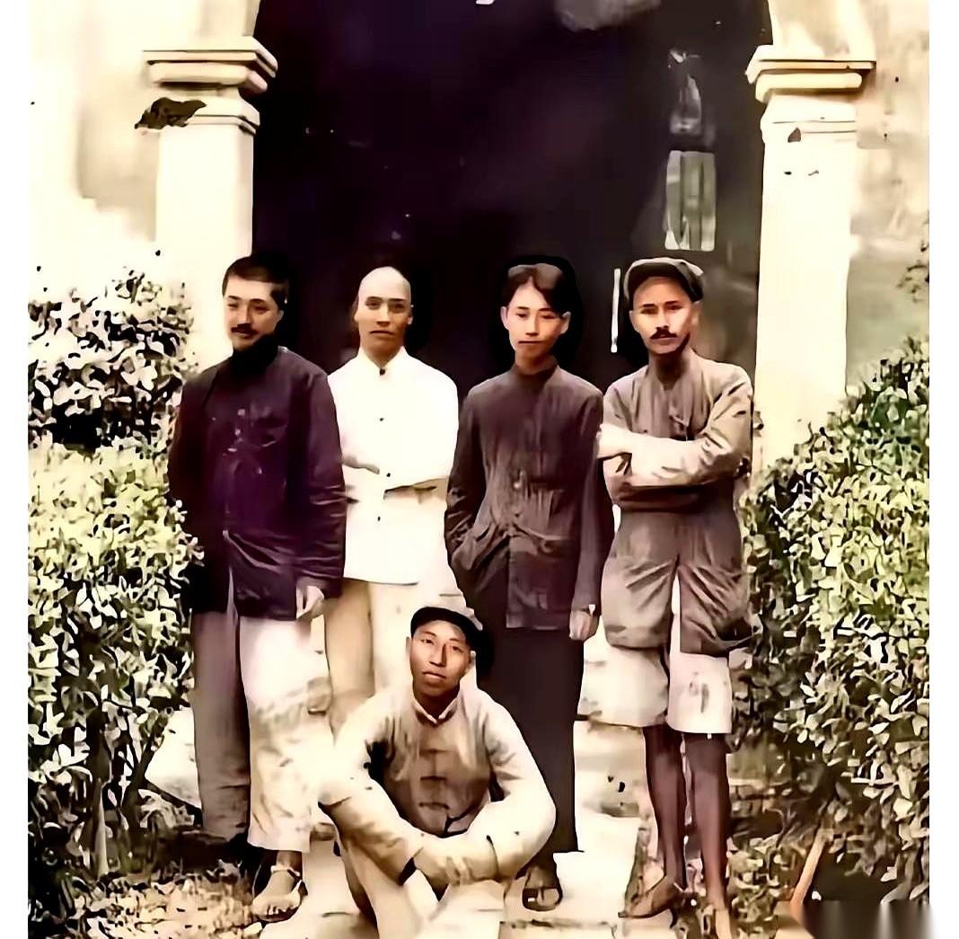 一张发黄的老照片，就这么毫无征兆地，撞进我眼睛里。
五个年轻人。
说是年轻人，其