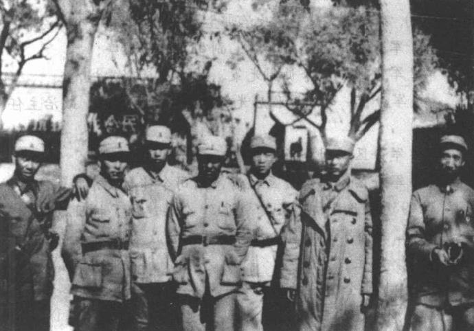 东进纵队的领导在冀南南宫。陈再道(左1)、王秉璋(左3)、徐向前(左7)