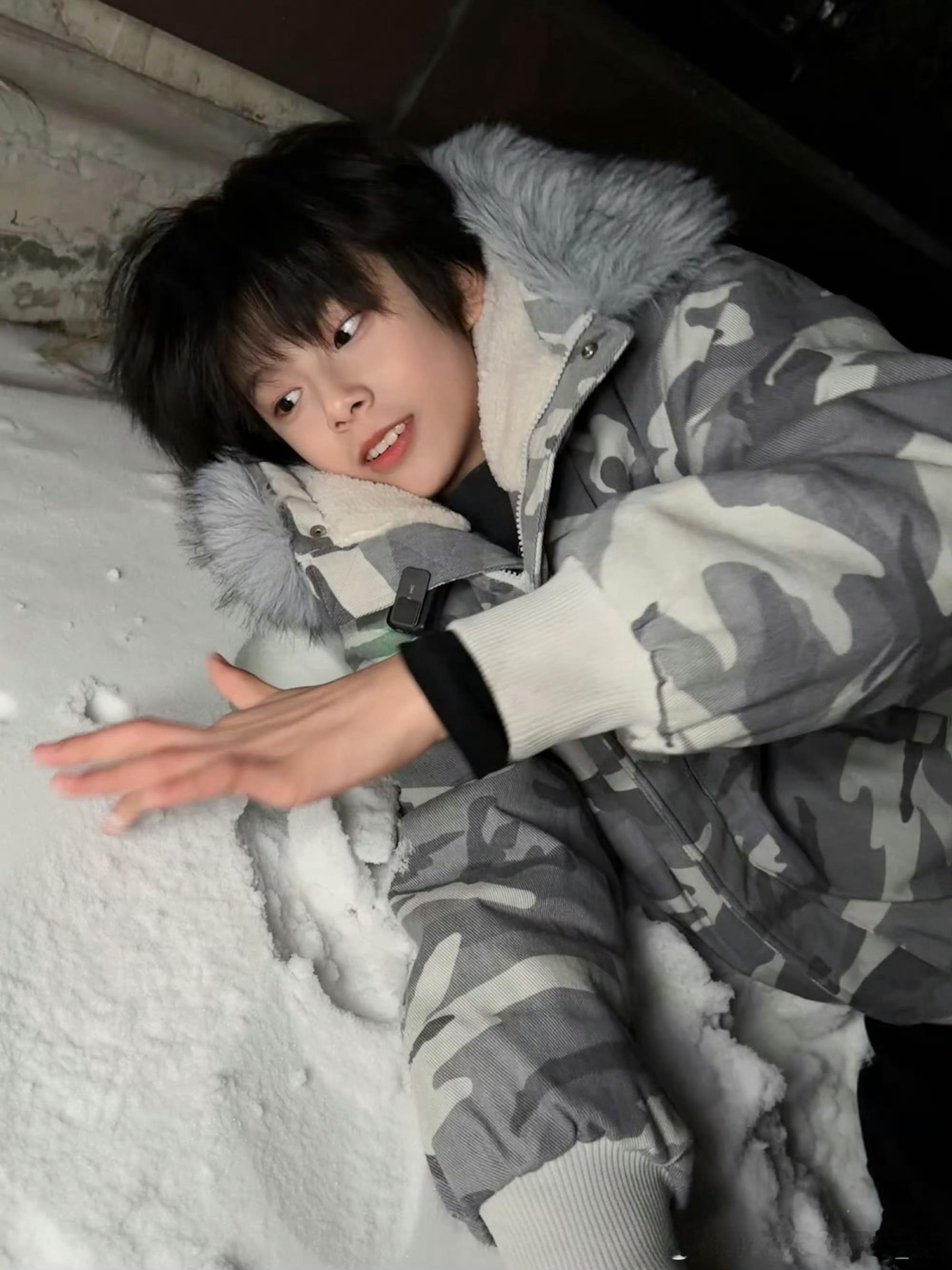 陈思罕玩雪 这个玩雪的陈思罕也太可爱了叭❄️南方人冬天的快乐溢出屏幕了