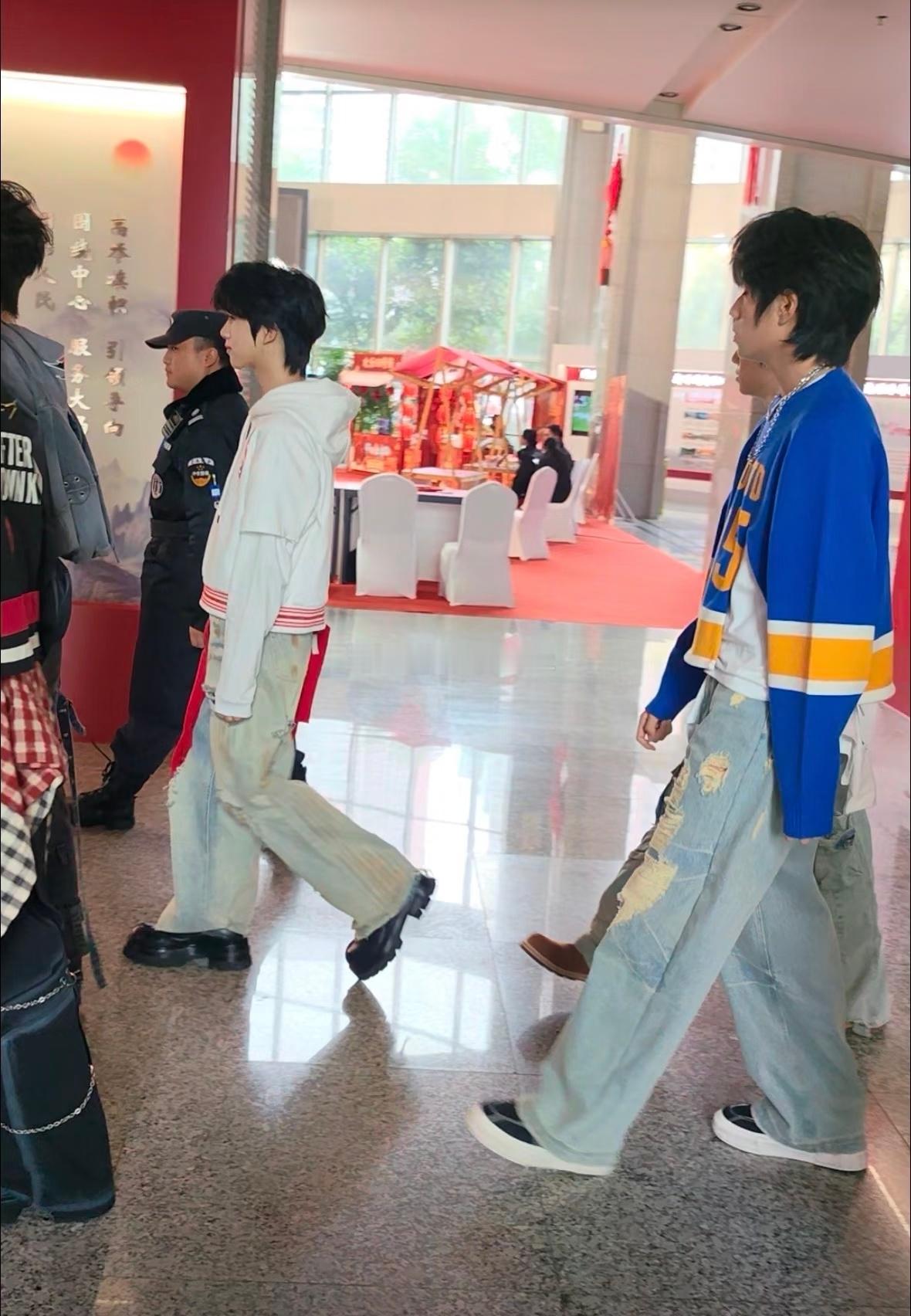 TF家族四代川渝春晚路透 上班另一视角图🈶 