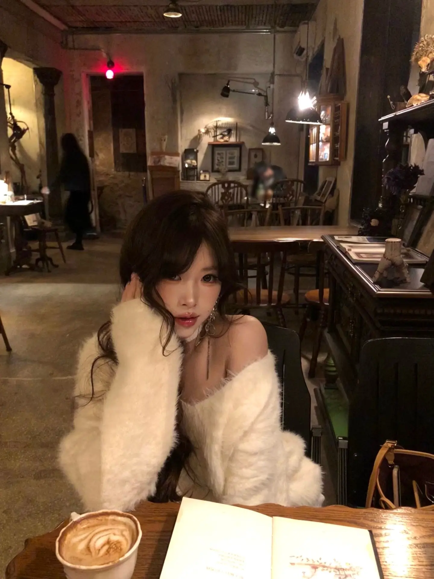 你的眼神里充满了月光。