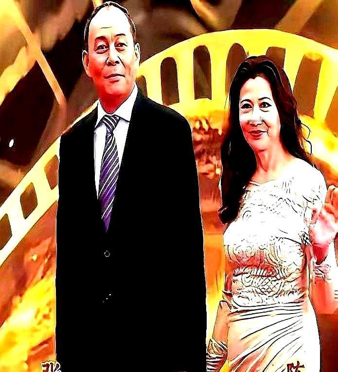 六十岁还敢穿吊带走红毯？网友吵翻了。
 
她叫陈炜，张光北的妻子。那天金鸡奖红毯