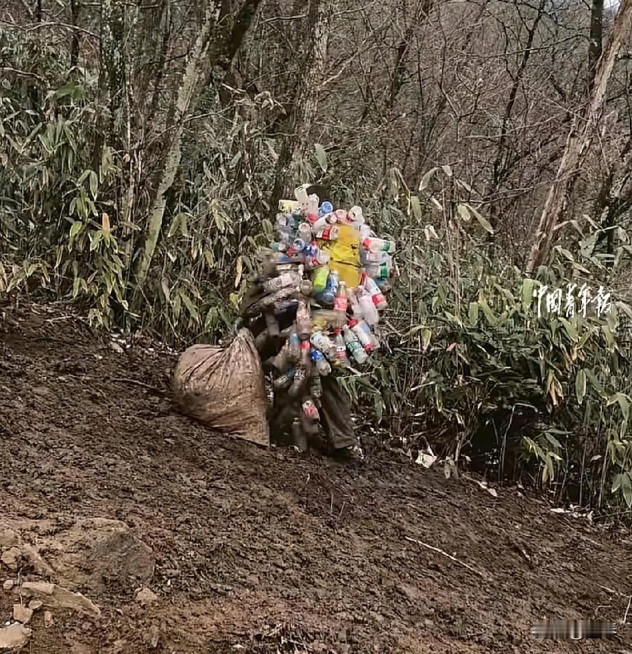 别不信，画面中的这位小姐姐捡的瓶子，大多数都是你们身上穿的衣服裤子和鞋袜。

